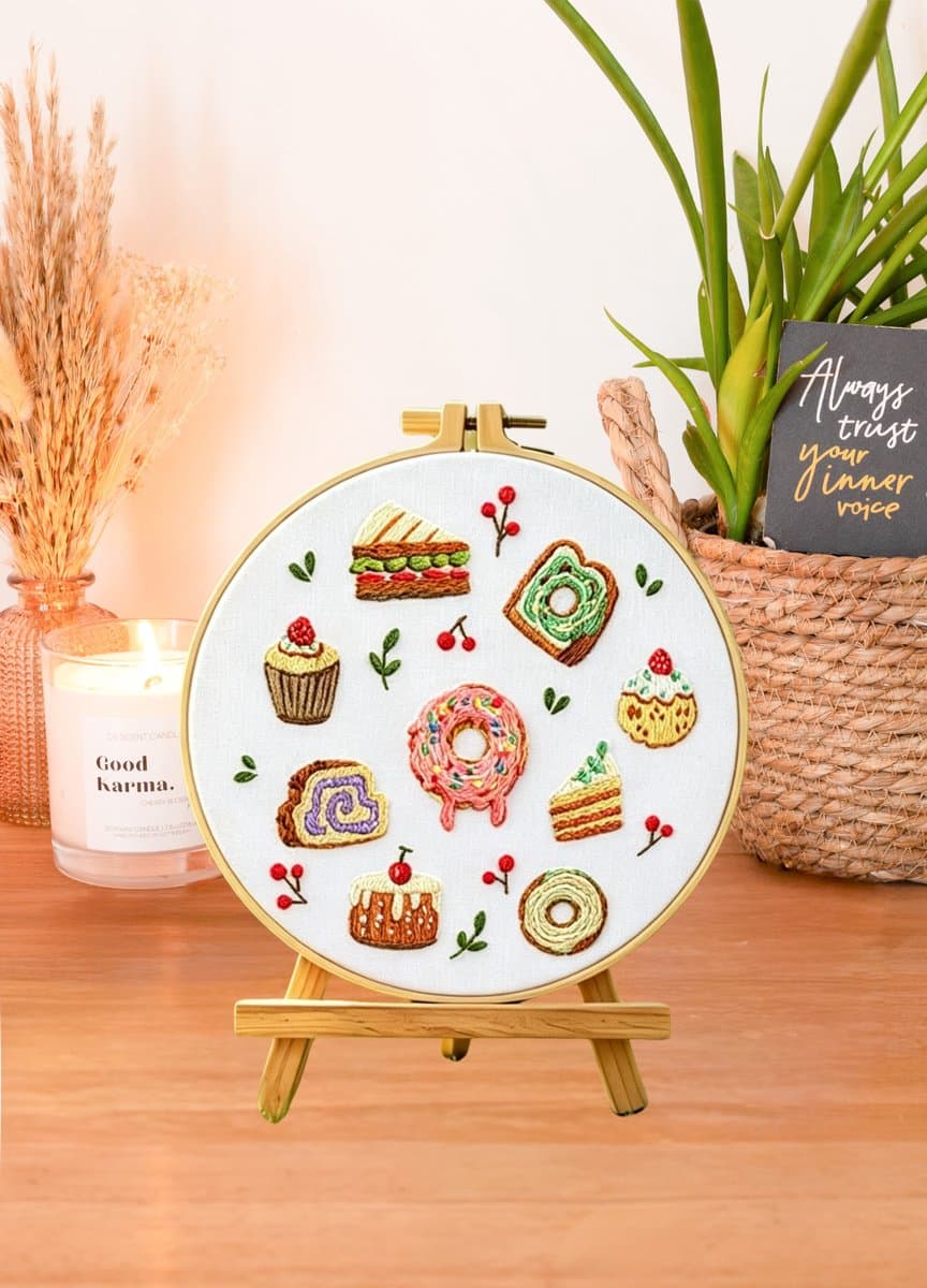 PREMIUM Borduurpakket Volwassenen – Borduren – Creatieve hobby – Ontspanning Thuis – Cadeau idee – Compleet pakket met extra’s – Echte HOUTEN borduurring (geen plastic) – DIY decoratie – Taartjes – Dessert – Speels – Sweet Treats
