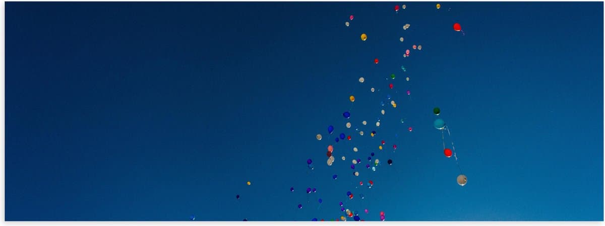 Poster (Mat) - Lucht Vol Gekleurde Ballonnen - 60x20 cm Foto op Posterpapier met een Matte look