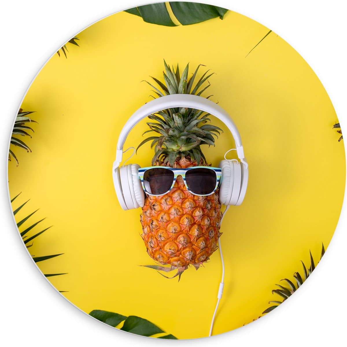 PVC Schuimplaat Muurcirkel - Ananas met Witte Headset op Felgele Achtergrond - 60x60 cm Foto op Muurcirkel (met ophangsysteem)