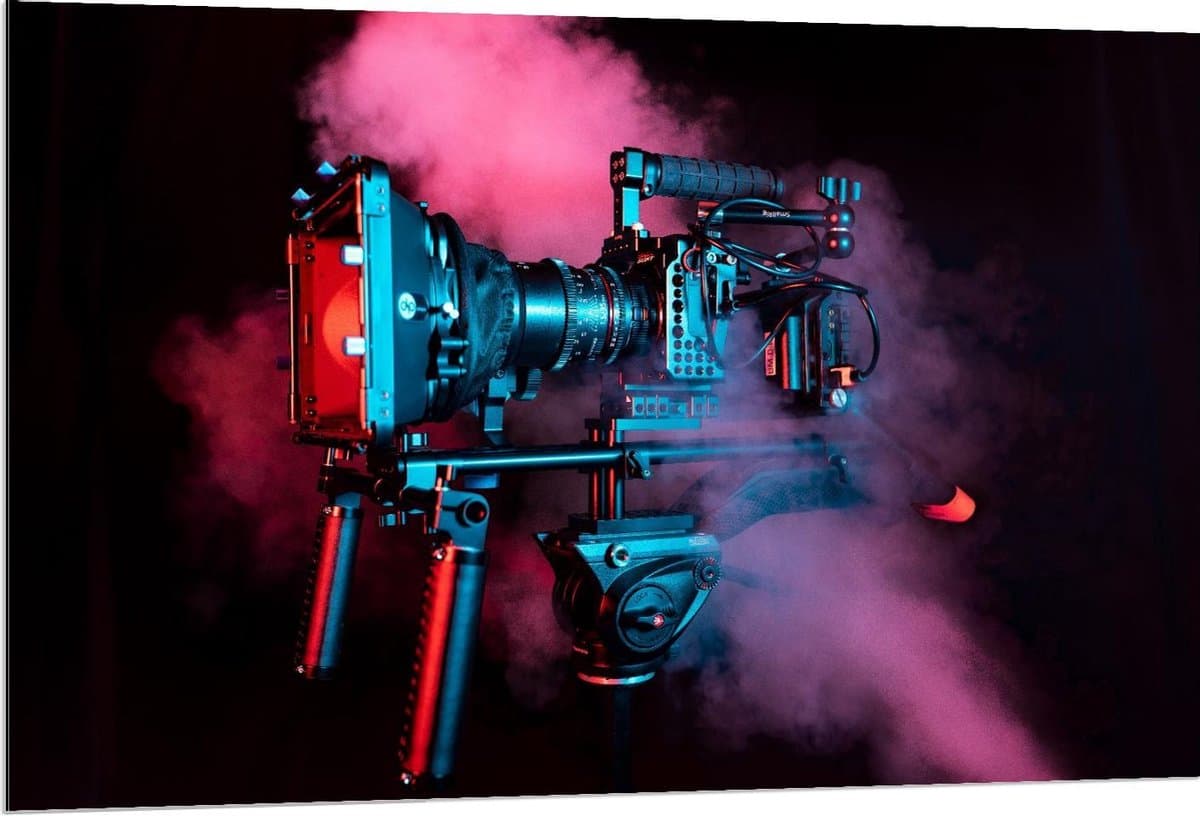 Dibond - Camera op Zwarte Achtergrond met Roze Rook - 120x80cm Foto op Aluminium (Met Ophangsysteem)