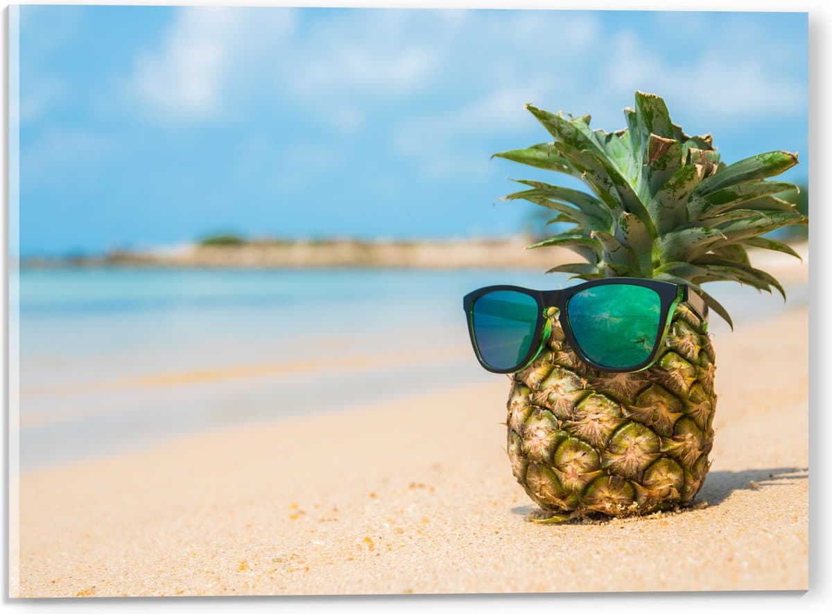 Acrylglas - Ananas met Zonnebril Chillend op het Strand - 40x30 cm Foto op Acrylglas (Met Ophangsysteem)