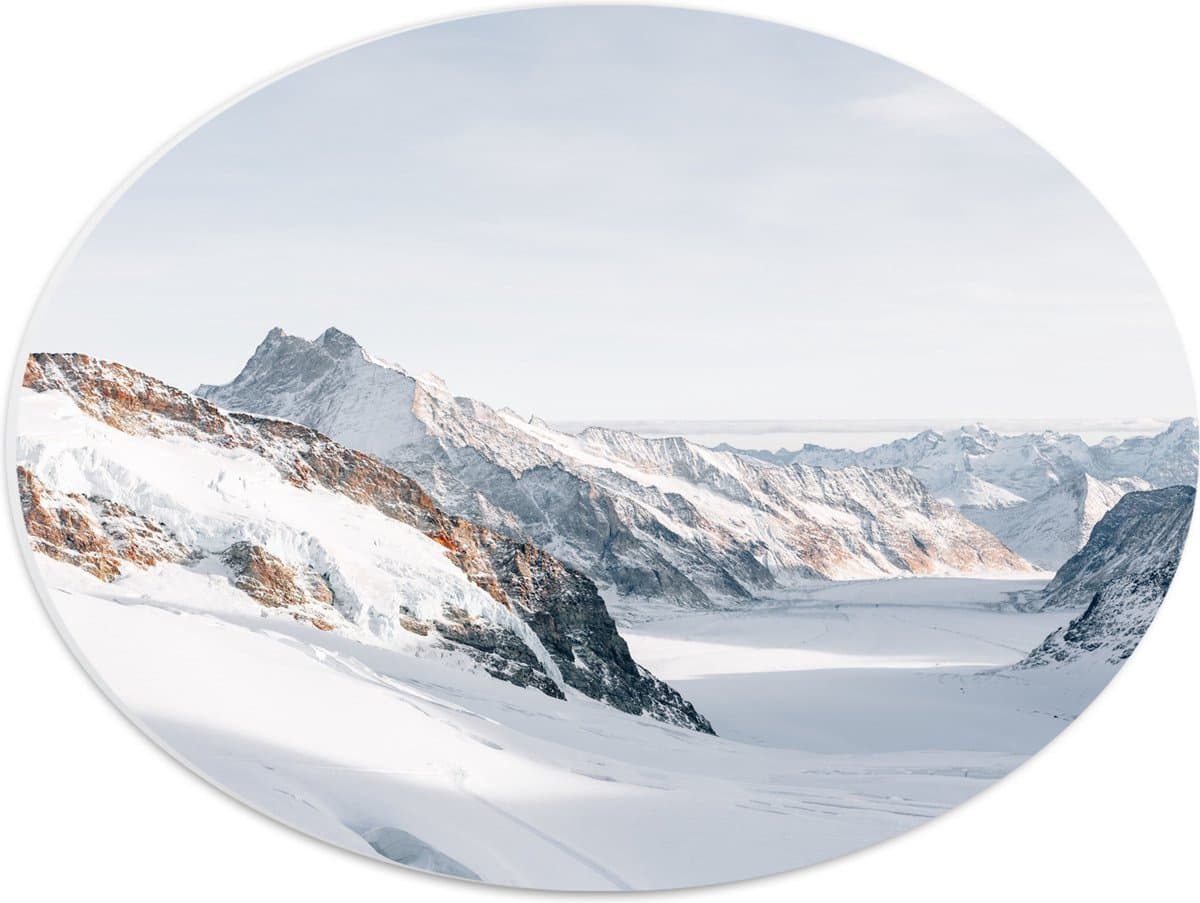 PVC Schuimplaat Ovaal - Sneeuwlandschap bovenaan de Bergen - 40x30 cm Foto op Ovaal (Met Ophangsysteem)