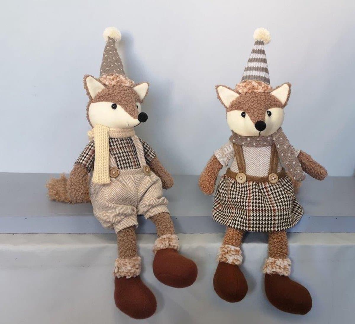 La Galleria - Zittend koppel vosjes, beige outfit 50cm (set van 2)