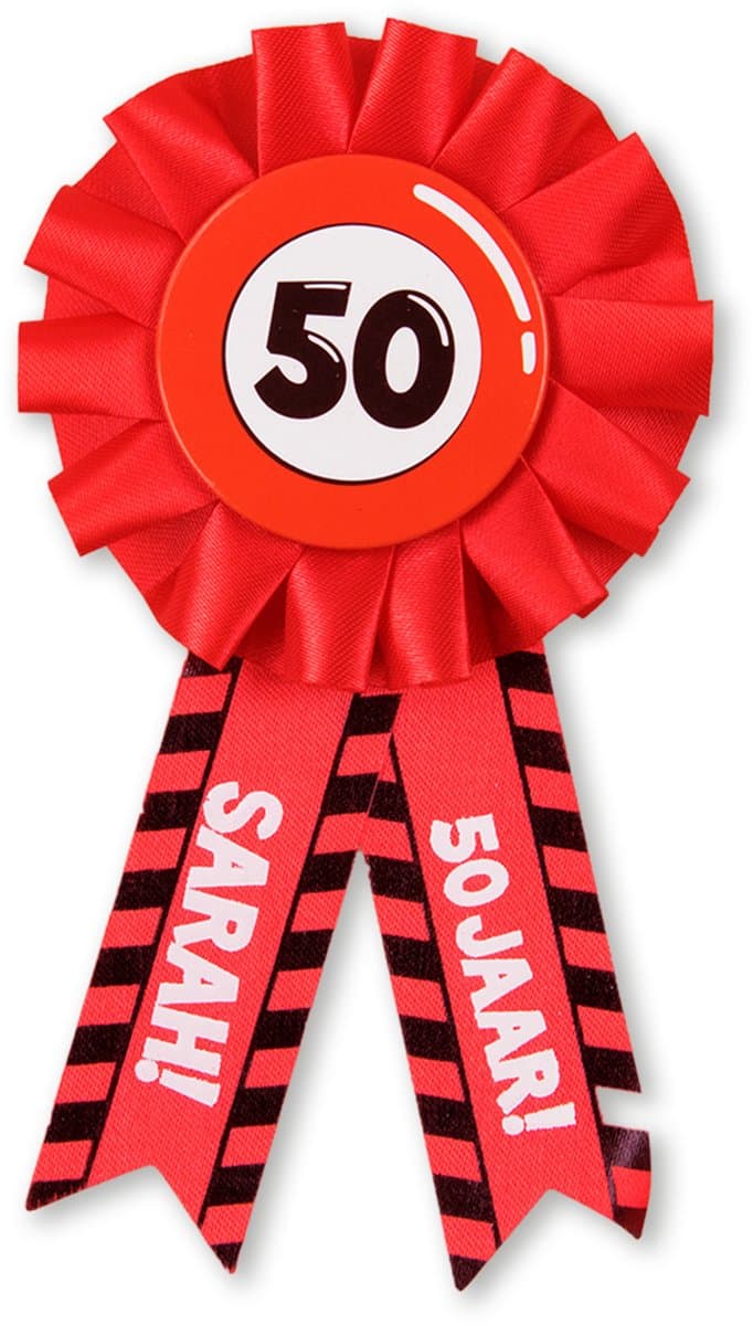 LUQ – Verkeersbord Rosette Sarah 50 – Luxe Verjaardag Pin – Birthday Feest Accessoire – Broche – Direct Opspeldbaar