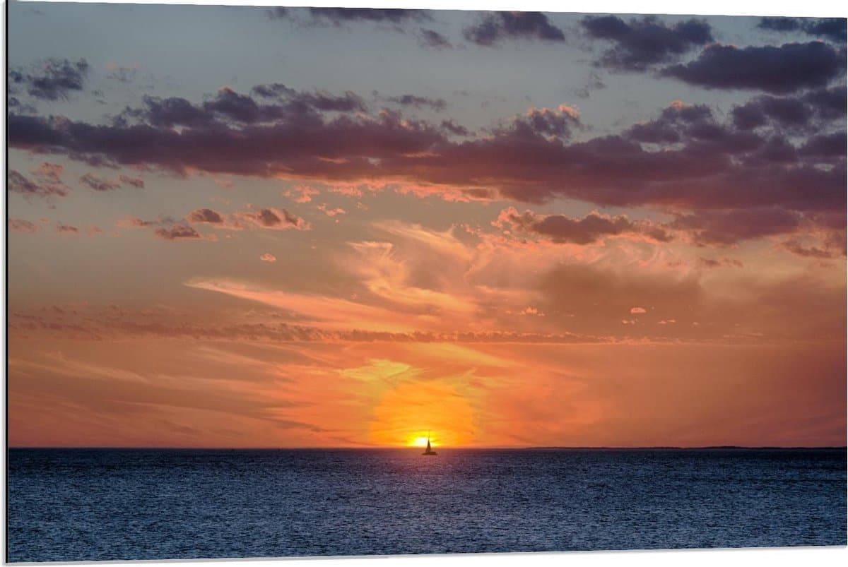 Dibond - Bootje op Zee naar de Zon - 90x60cm Foto op Aluminium (Met Ophangsysteem)